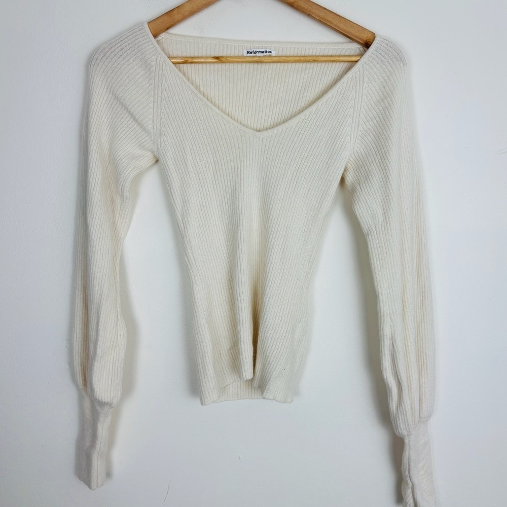 Reformation “Hart” cream colored ribbed v-neck cashmere sweater. Small.